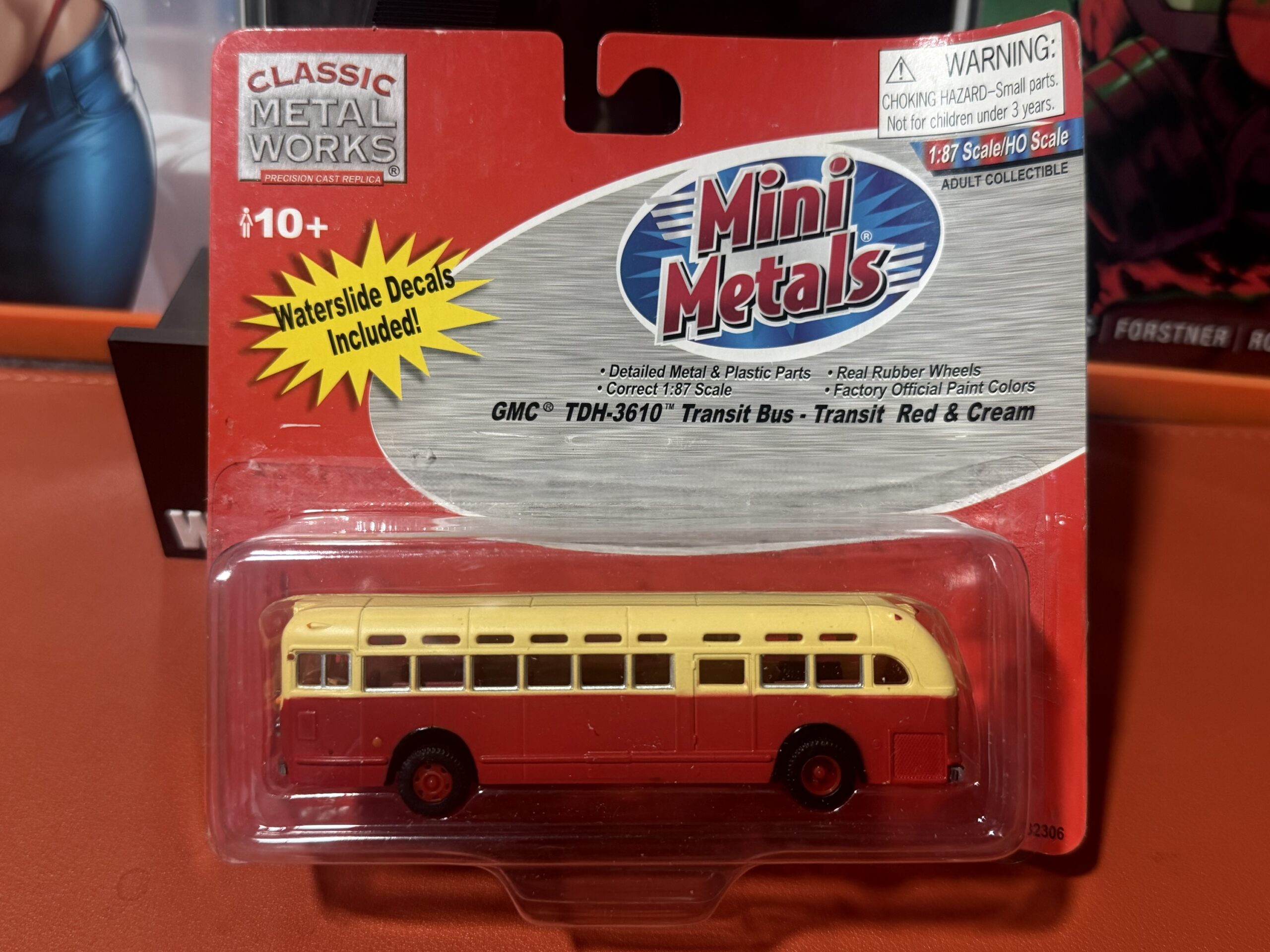 Mini Metals - GMC® TDH-3610™ Transit Bus - Transit Red & Cream - 1:87 Scale - Item 32306